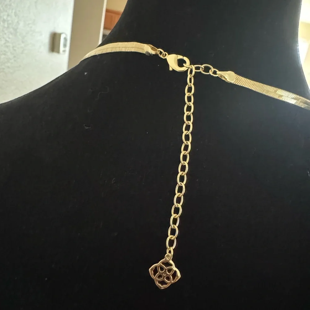 Kendra Scott Kassie Chain Necklace in Gold - Picture 6 of 8